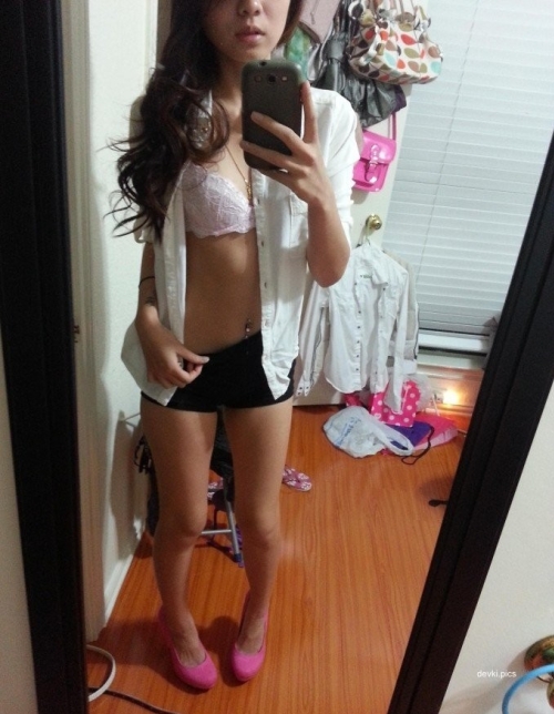 Hot Asian Teen's Explicit Nude Selfie - Young Amateur Asian Girl Goes Fully Naked