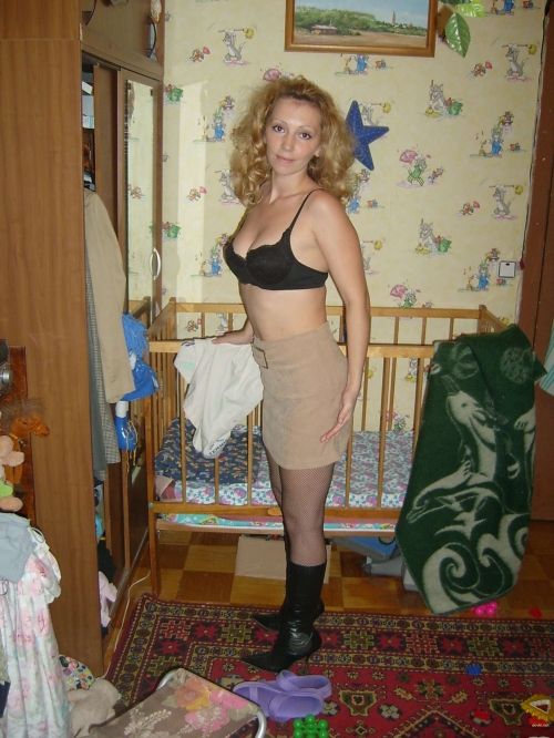 Sultry Amateur Babe Flaunts Hot Body: Explicit Photo Shoot