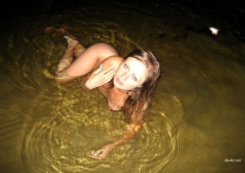 Wild Nighttime River Nude Bathing: Explicit Amateur Girl Outdoor Water Fun