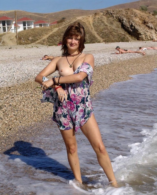 Explicit Amateur Topless Beach Babe - Sensual Sun-Kissed Stroll