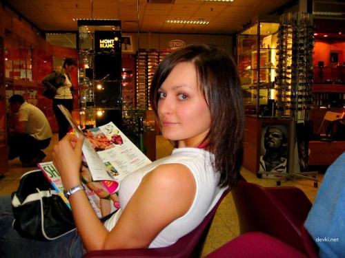 Explicit Nude Girl Shamelessly Posing at Resort - Amateur Photo