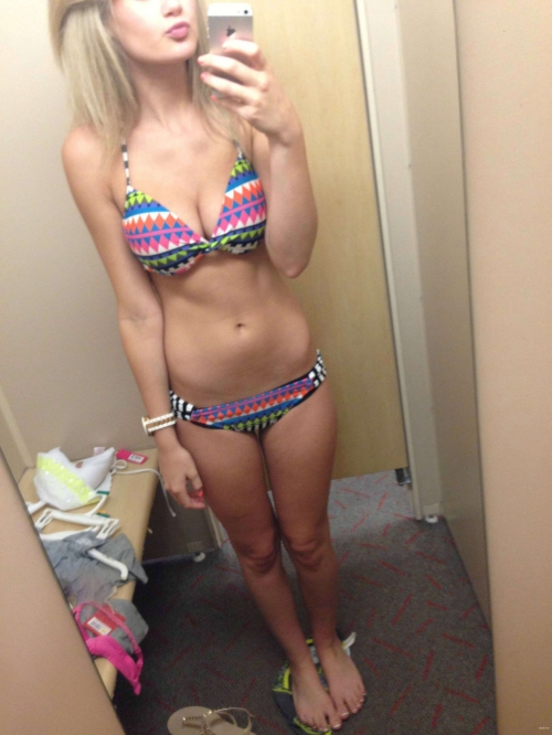 Sensual Amateur Babe: Jaw-Dropping Curves and Explicit Allure