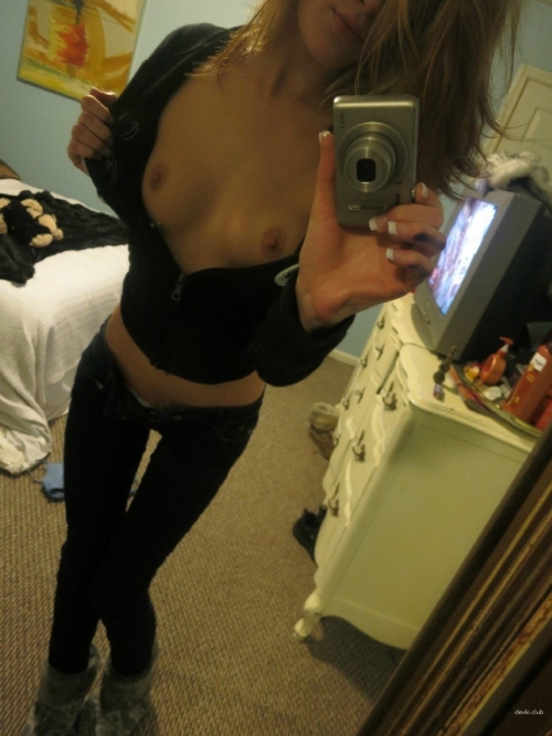 Explicit Amateur Babe Selfie: Seductive Beauty Shot - Stunning & Provocative