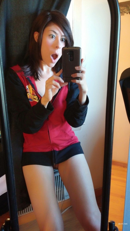 Amateur Nude Mirror Selfie: Explicit Naked Photoshoot