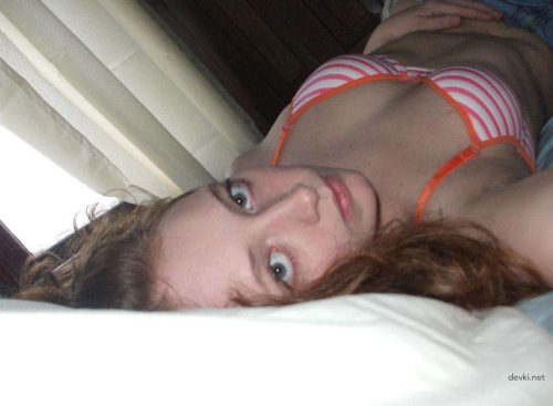 Uncensored Nude Amateur Girls in Explicit Home Photoshoot