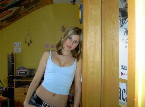 Extreme Insertions: Amateur Pussy Play in Explicit Porn Pics