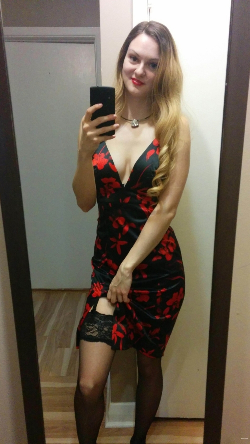 Sultry Amateur Tease Flaunts Long Legs in Seductive Selfie