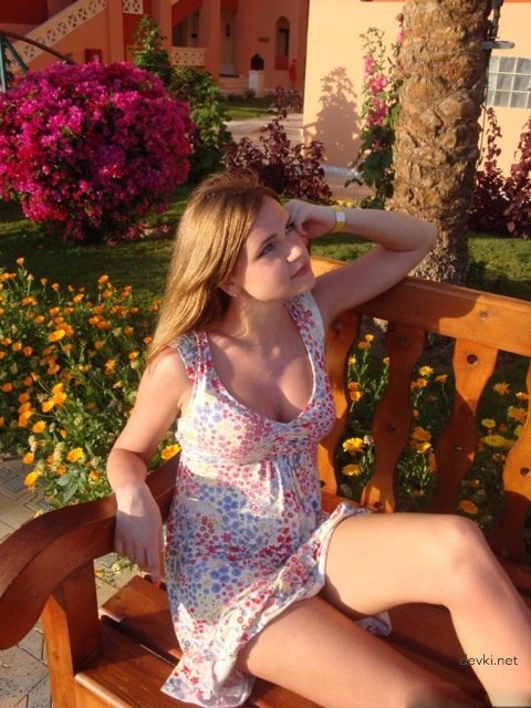 Commando Cutie: Hot Amateur Babe Goes Panty-Free in Explicit Photo!