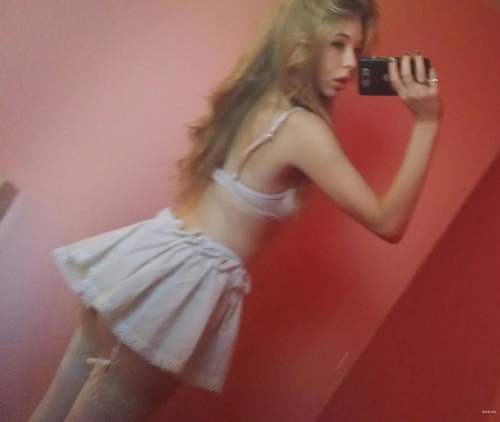Extreme Solo Masturbation: Hot Babe Spreads Wide Open for Intense Self-Pleasure