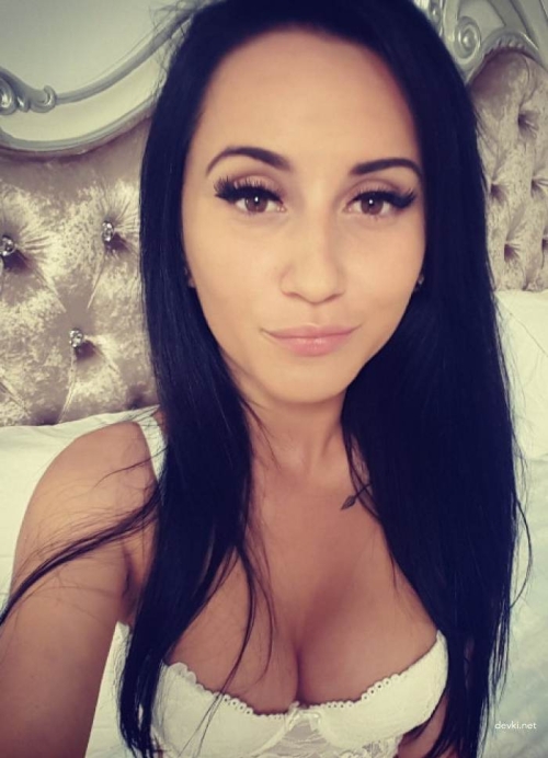 Hot Brunette Amateur Bares All - Uncensored Naked Boobs Pics