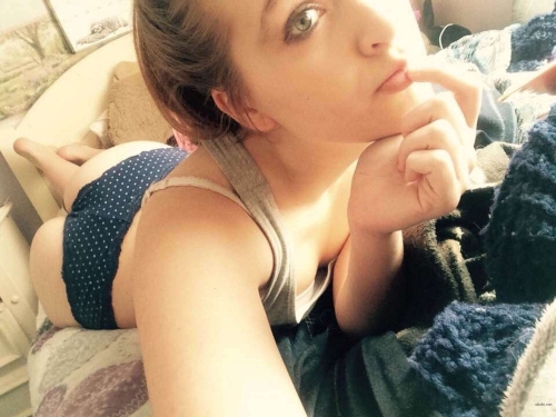 Sultry Amateur Girl Selfies: Explicit and Provocative Erotica