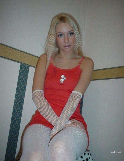 Blonde Bombshell Goes Fully Nude - Raw Amateur XXX Photoshoot