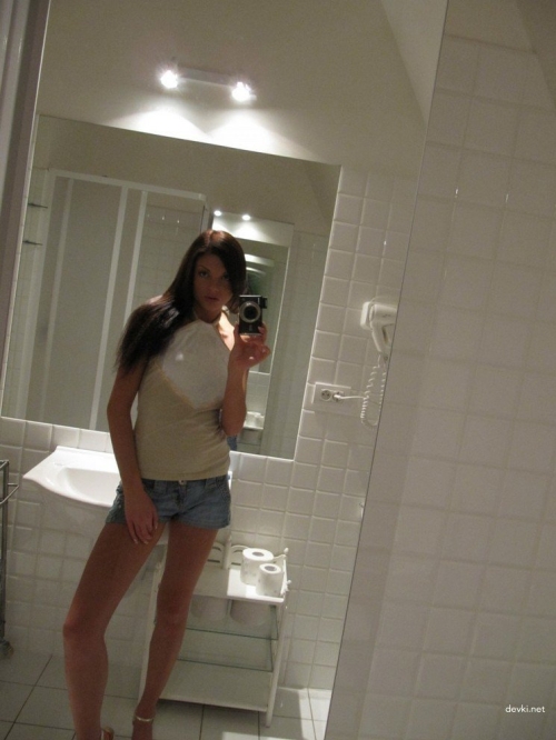 Hot Amateur Babe's Naked Selfie in Bathtub - Explicit Bathroom Pic