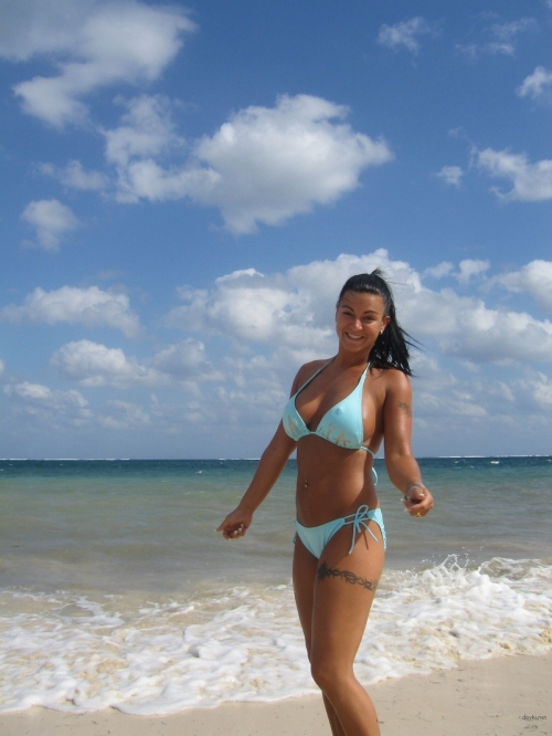 Amateur Girlfriend Vacation Pics: Hot & Naughty Explicit Photos!