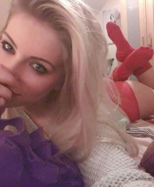 Sizzling Blonde Bombshell: Raw & Uncensored Erotic Photos - Hot Blonde in English