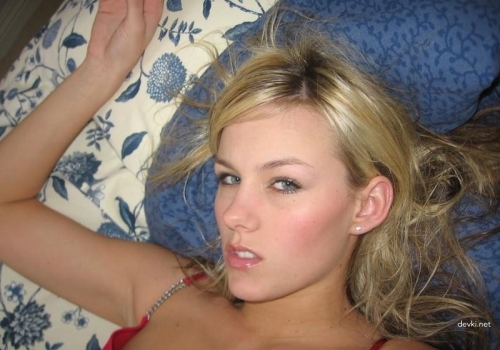 Sensual Nude Amateur Girl: Provocative Young Woman in Explicit Pose