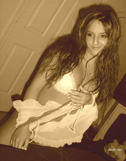 Seductive Amateur Babe Flaunts Hot Lingerie Body