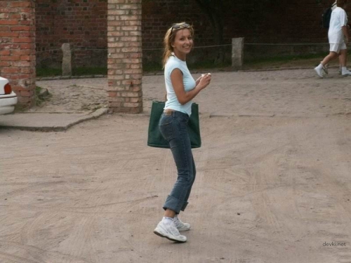 Provocative Amateur Pic: Seductive Young Girl Caught in Candid Moment