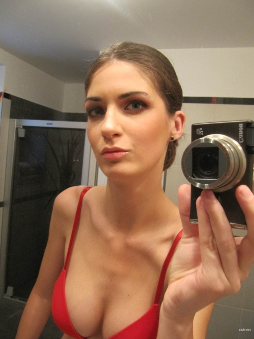 Sizzling Hot Amateur Selfie: Explicit and Sexy Photo of Stunning Girl