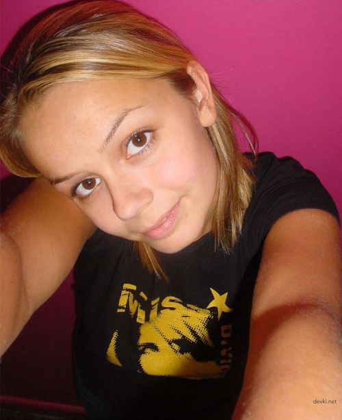 Explicit Nude Young Woman Posing - Amateur Photo of Cute Girl in English