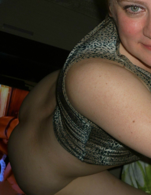 Amateur Hot Wife Exhibitionist Flaunts Huge Ass - Explicit Amateur Photo Display