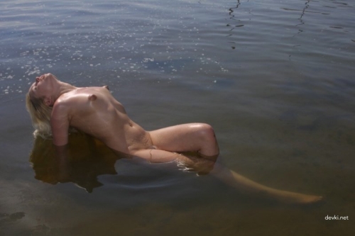 Sizzling Amateur Nude Beach Babe: Explicit Sea Bathing Photo