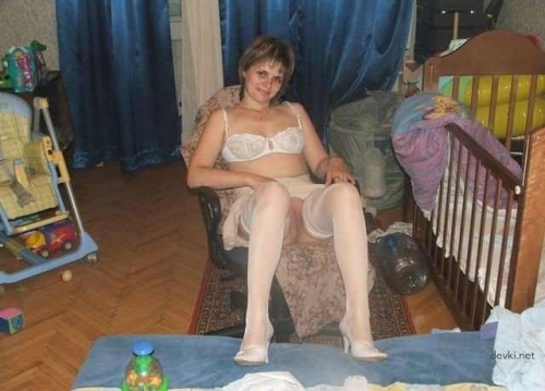 Hot Amateur Mom Poses Naked on Bed: Explicit Nude Photo Shoot