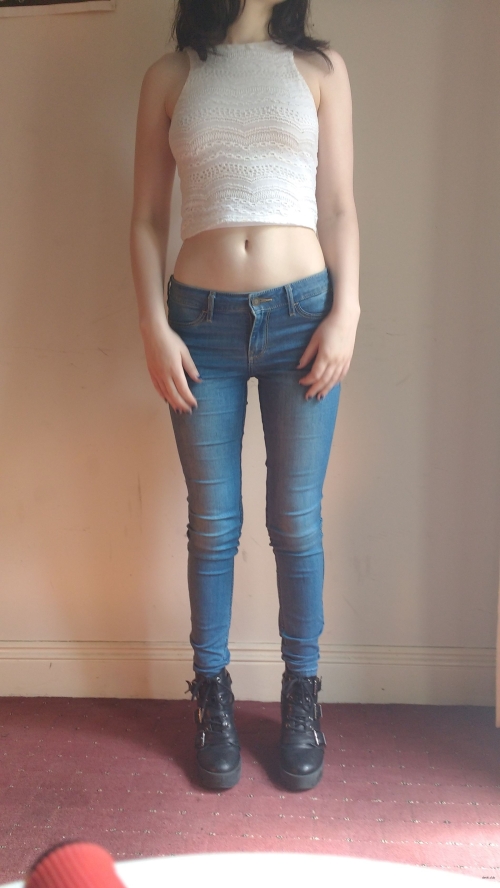 Sexy Amateur Babe in Crop Top and Jeans: Explicit Photo Shoot