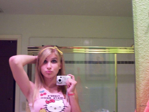 Blonde Bombshell Selfie: Hot & Naughty Blonde Woman in Seductive Amateur Photo