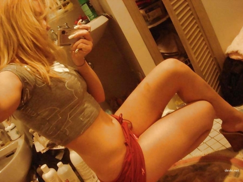 Explicit Close-Up: Amateur Girl Spreading Pussy Lips for Intimate View