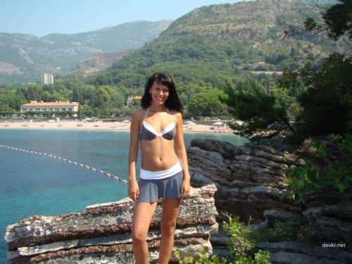 Wild Beach Sex: Hot Amateur GF Gets Explicit on Shore