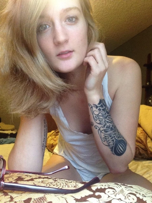 Explicit Amateur Girl Bed Masturbation Photos - Intense Self-Pleasure Images