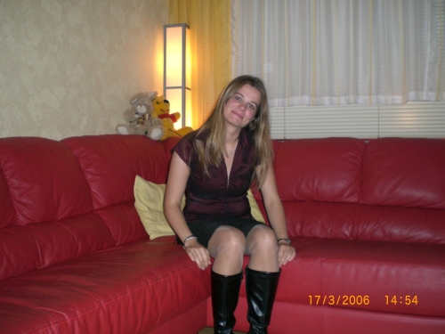 Seductive Amateur Babe in Glasses and Stockings Exposing on Private Pic