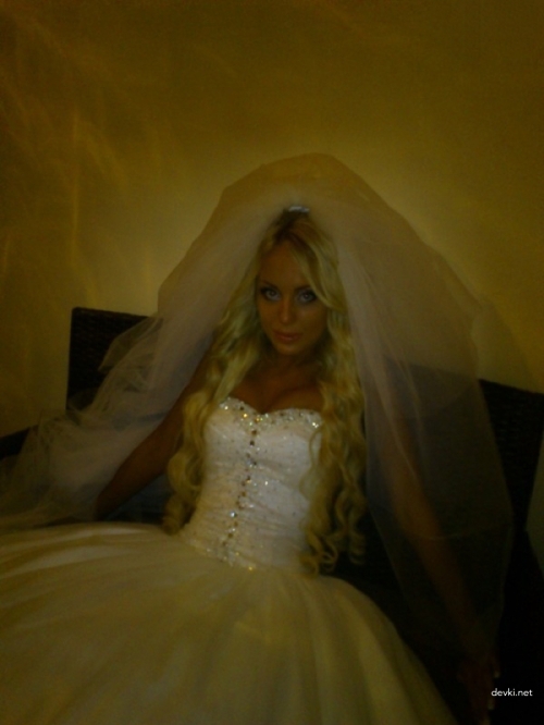Hot Bride's XXX Amateur Pics Showcasing Voluptuous Curves