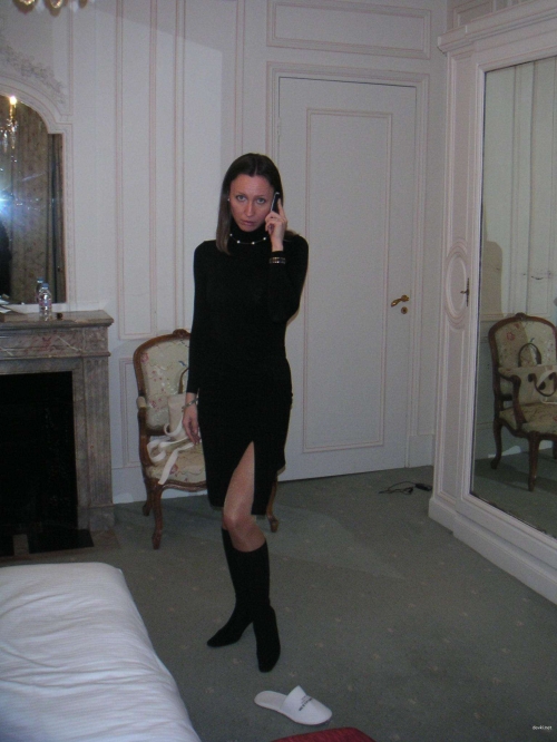 Uncensored Amateur Nude Woman in Intimate Setting: Explicit Private Photos