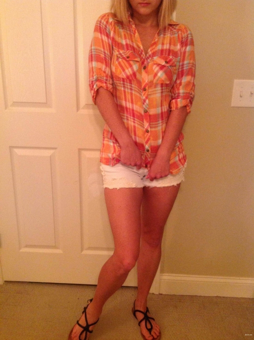 Blonde Babe Strips Nude in Tiny Shorts - Explicit Amateur Photo