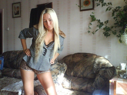 Sizzling Amateur Blonde Selfies: Hot Blondie's Explicit Photoshoot