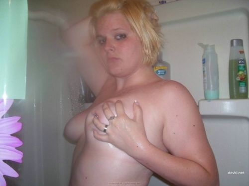 Blonde Bombshell Masturbates in Soapy Tub - Homemade XXX Pic