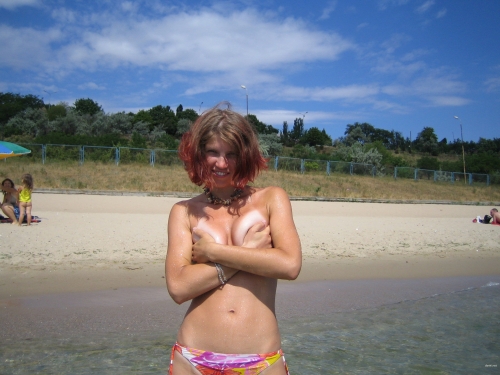 Sizzling Beach Babe Bares All - Explicit Boobs Gallery